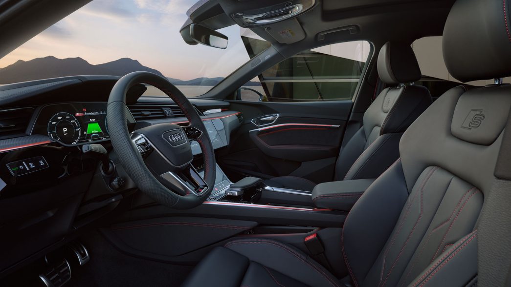 Audi Q8 e-tron tableau de bord vue latérale