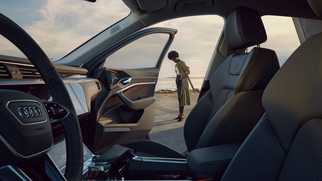 Audi Q8 Sportback e-tron tableau de bord vue latérale avec femme