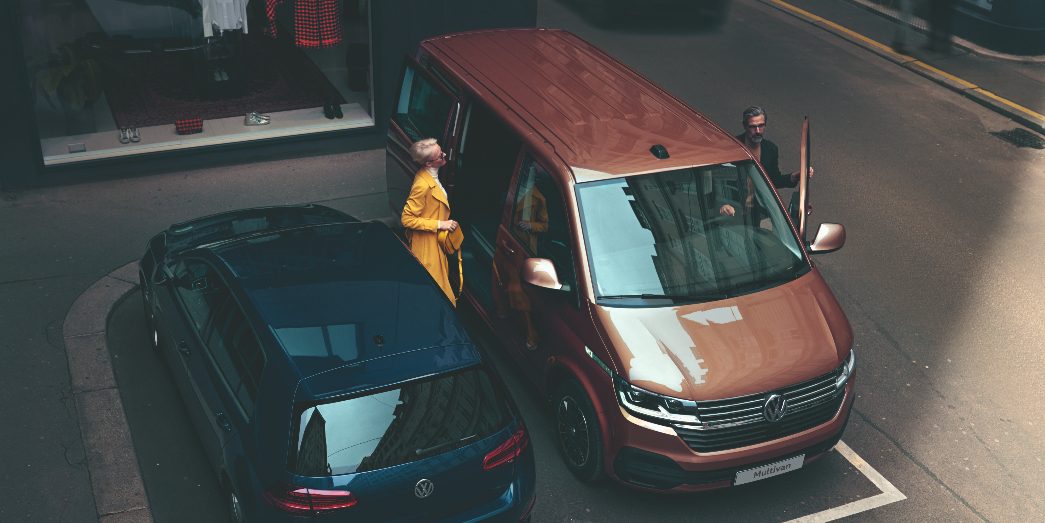 VW Multivan 6.1 brun sur parking