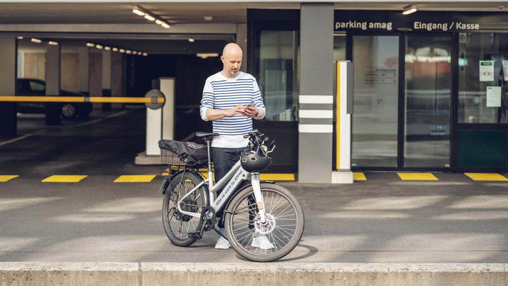 Homme avec un vélo électrique et un smartphone