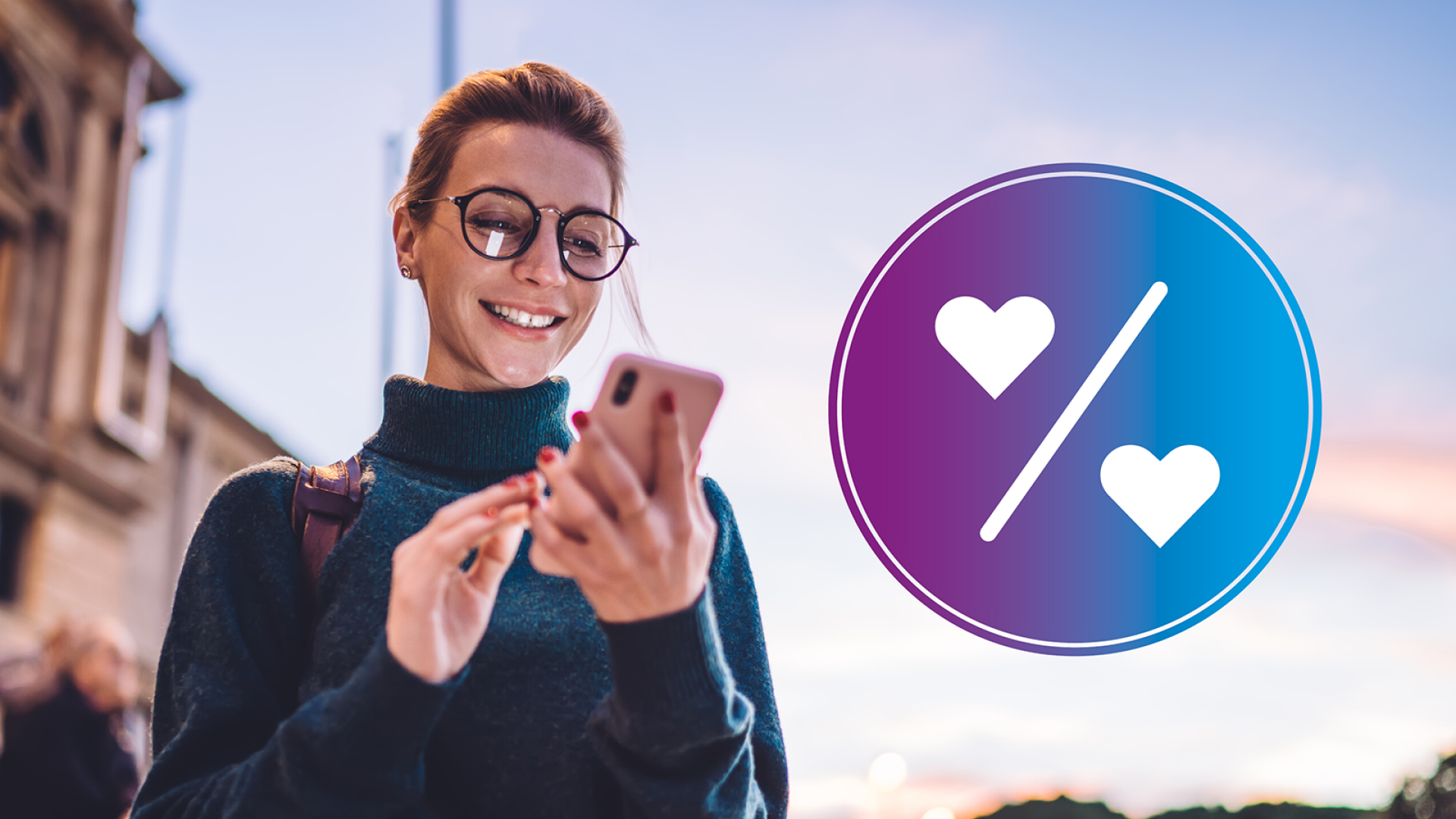 Frau schaut auf Smartphone