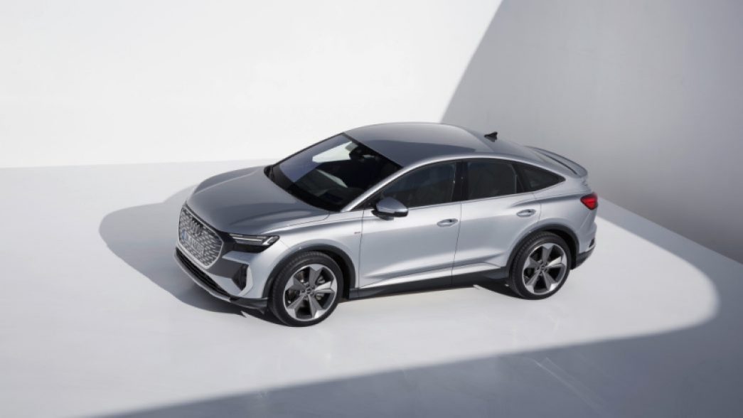 Silberner Audi Q4 e-tron Front und Seite von oben