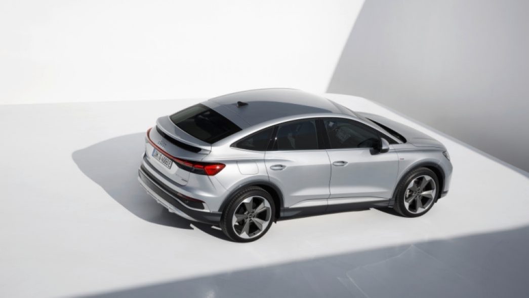 Silberner Audi Q4 e-tron Seite und Heck
