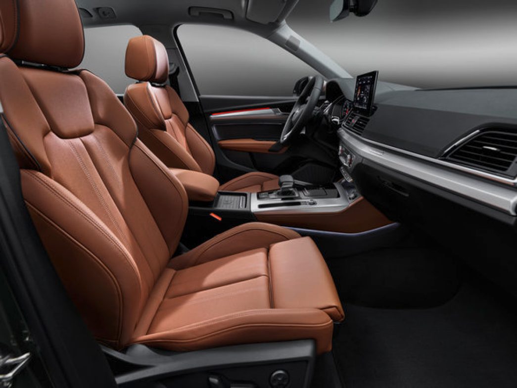 Audi Q5 cockpit vue latérale avec des sièges brunes