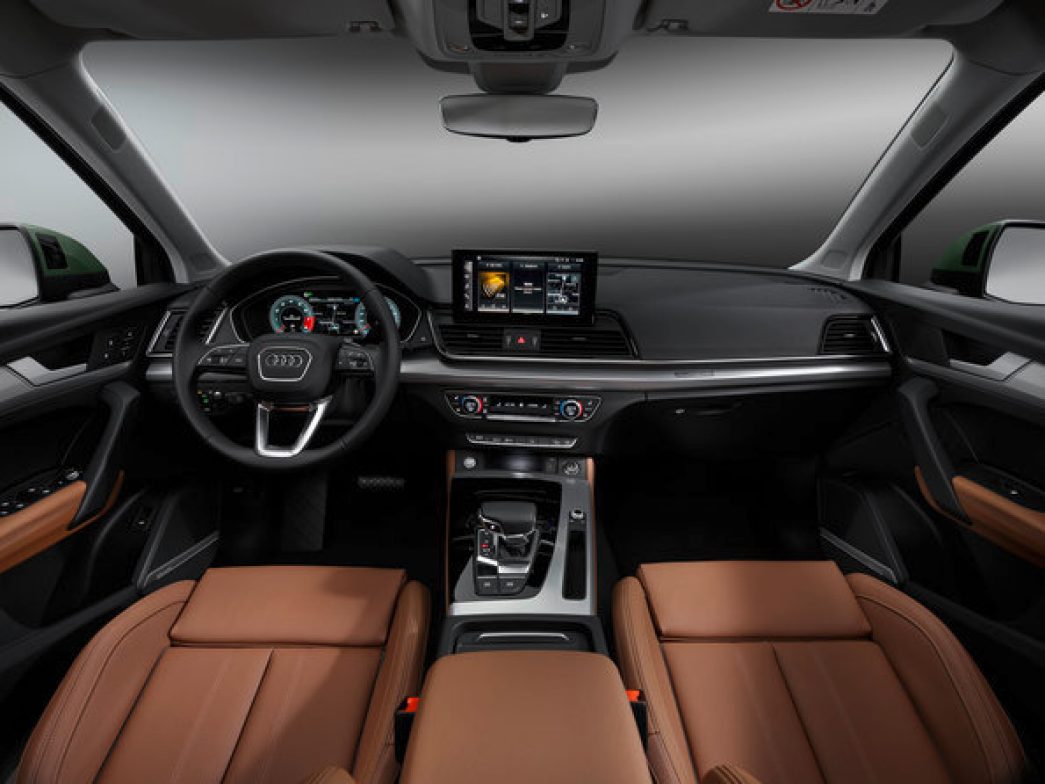 Audi Q5 cockpit avec des sièges brunes