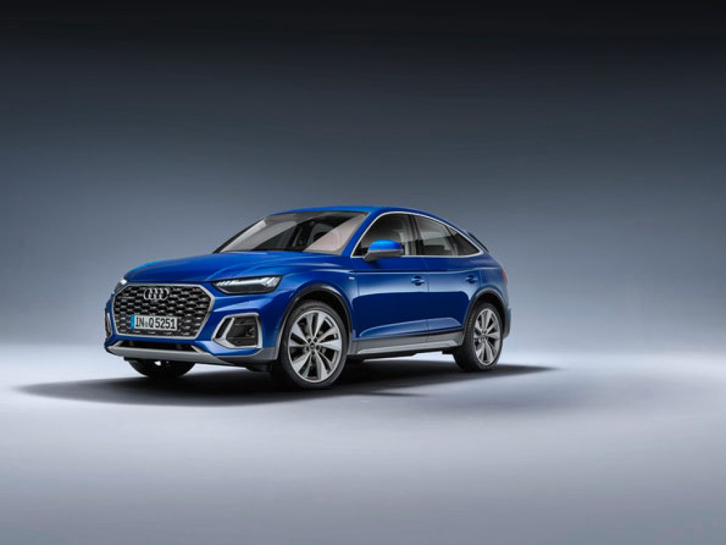 Audi Q5 Sportback bleue vue de face et latérale