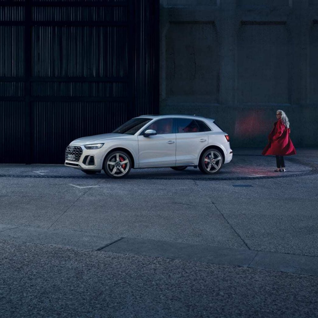 Audi SQ5 blanc vue latérale