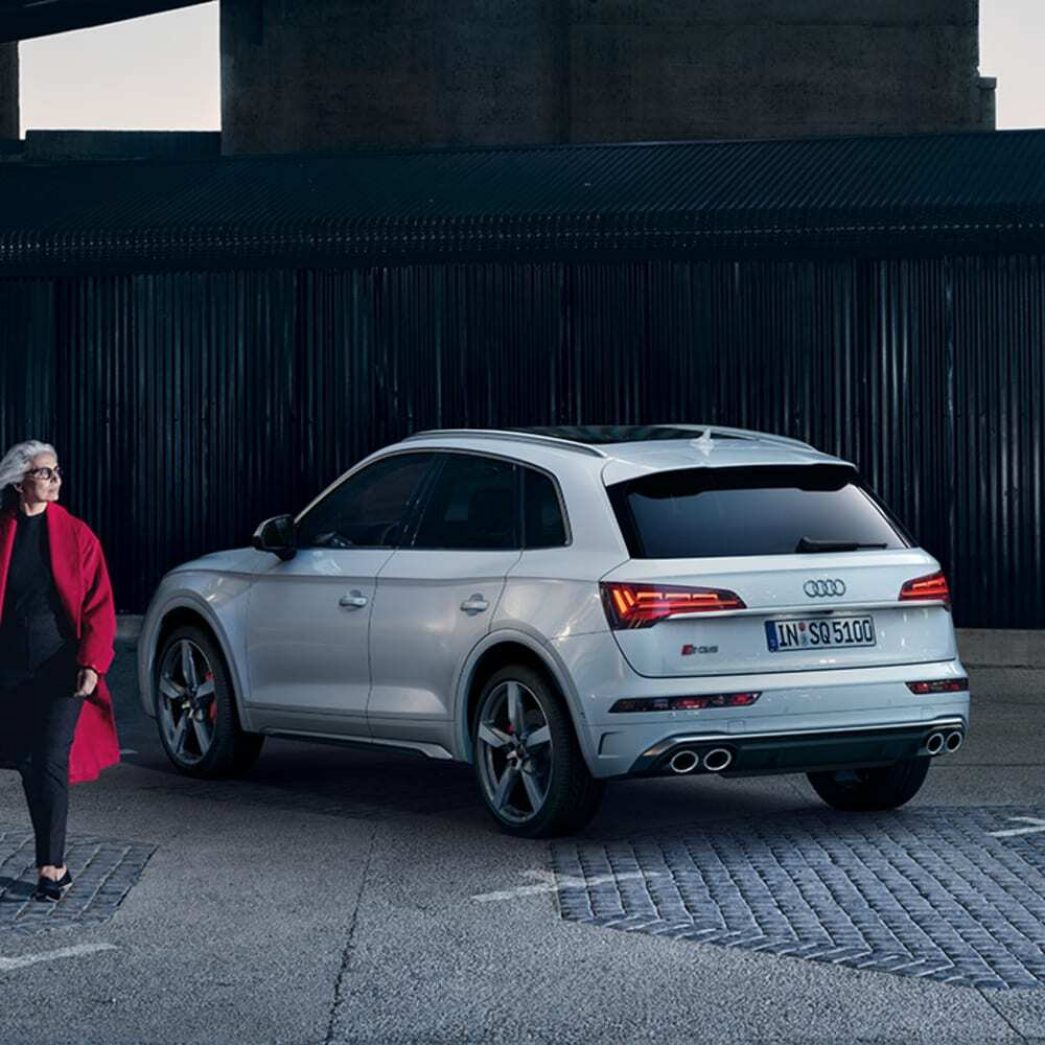 Audi SQ5 blanc vue latérale et arrière