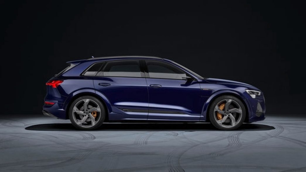 Audi e-tron S bleue vue latérale