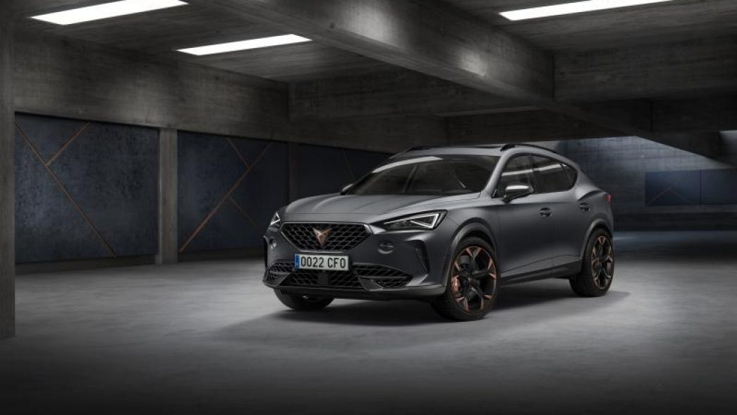 CUPRA Formentor dans une garage vue de face et de latérale