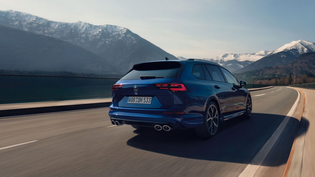 Blauer VW Golf R Variant Heck