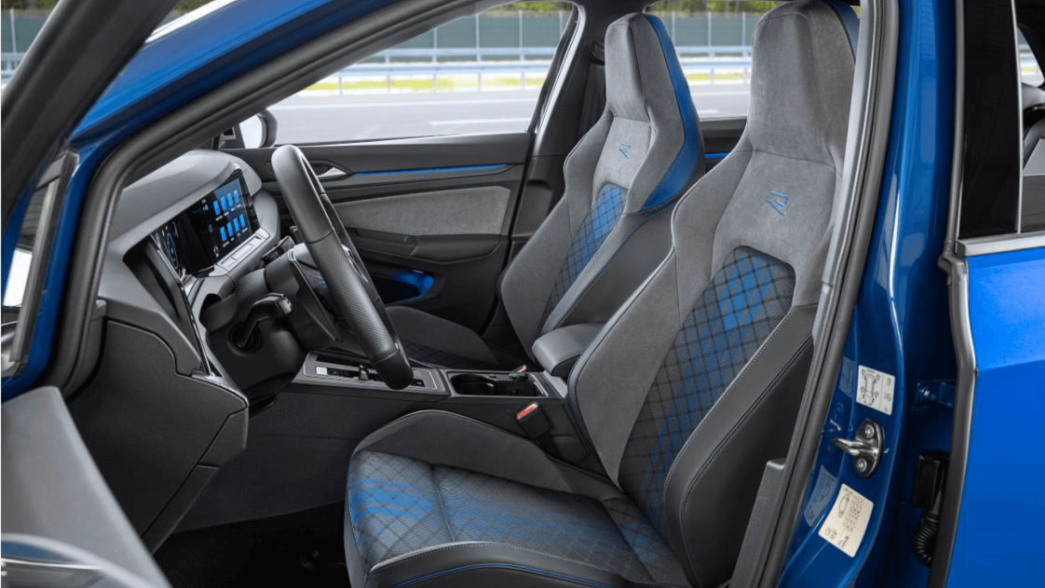 Blauer VW Golf R Variant Innenraum