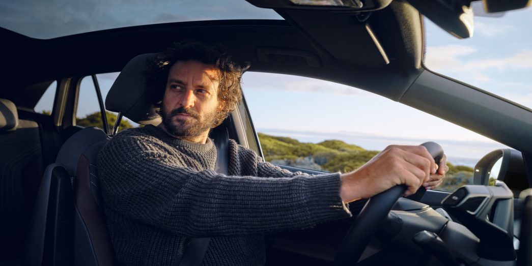 VW ID.4 uomo al volante
