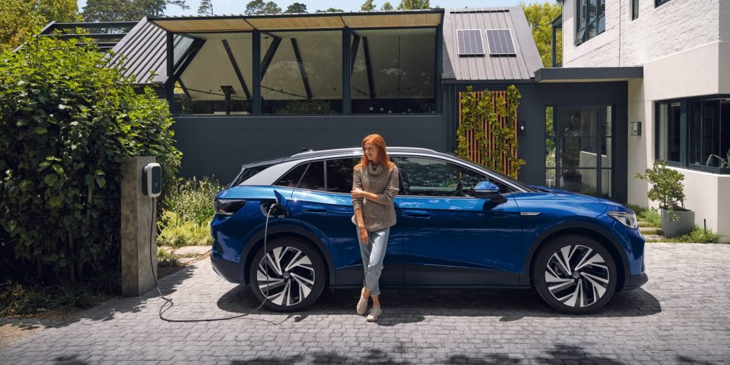VW ID.4 bleue vue latérale avec femme