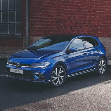 Neuer, blauer VW Polo seitliche Front
