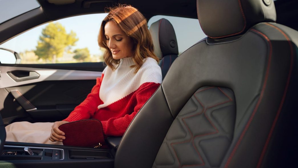 SEAT Leon intérieur avec femme