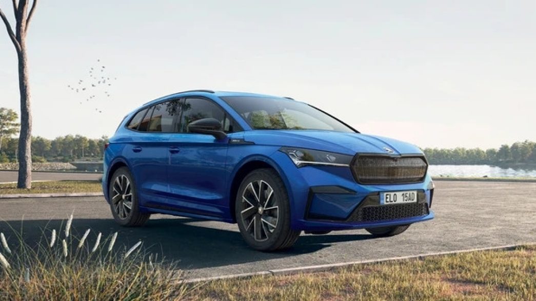 Škoda Enyaq Sportline iV bleu vue de face et latérale