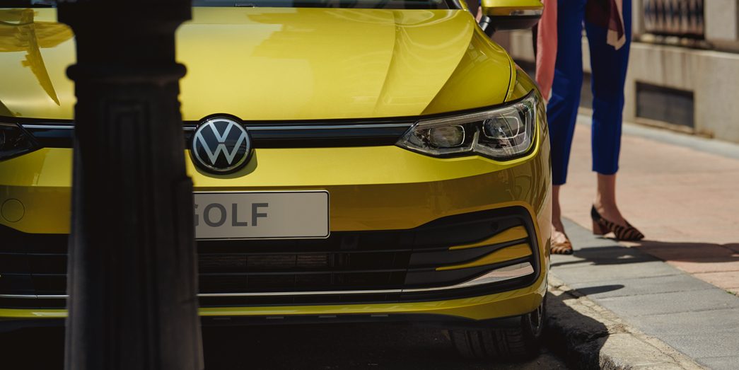 Gelber VW Golf Frontansicht
