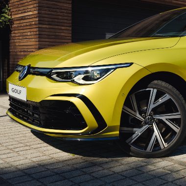 Nouveau VW Golf Variant jaune vue latérale