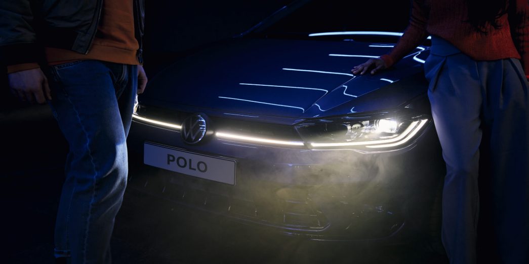 VW Polo bleue phares
