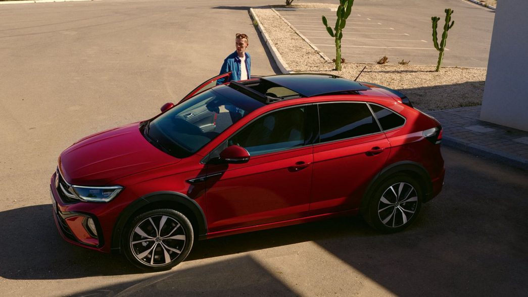 VW Taigo rossa vista laterale