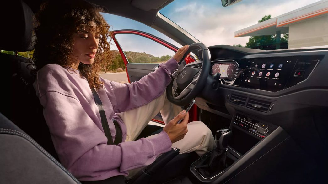 VW Taigo cockpit avec femme