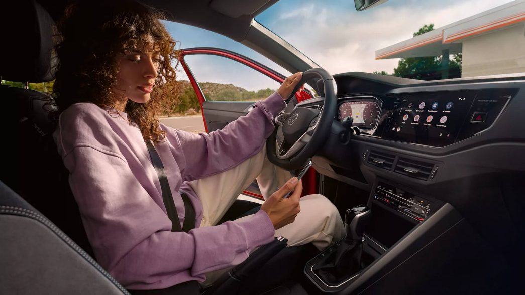 VW Taigo con donna al volante