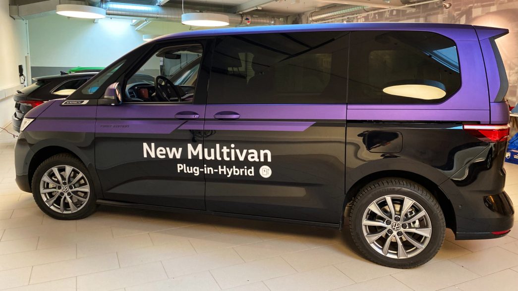 Nouveau VW Multivan AMAG à deux couleurs vue latérale