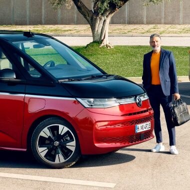 Le nouveau VW Multivan rouge et noire avec homme