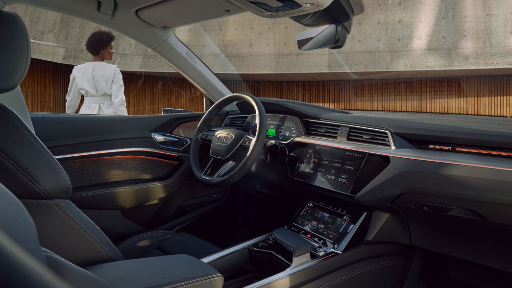 Audi Q8 Sportback e-tron cockpit vue latérale