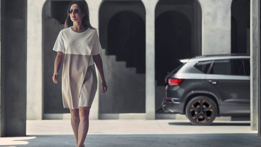 CUPRA Ateca coupée de côté, femme moderne à gauche de l'image