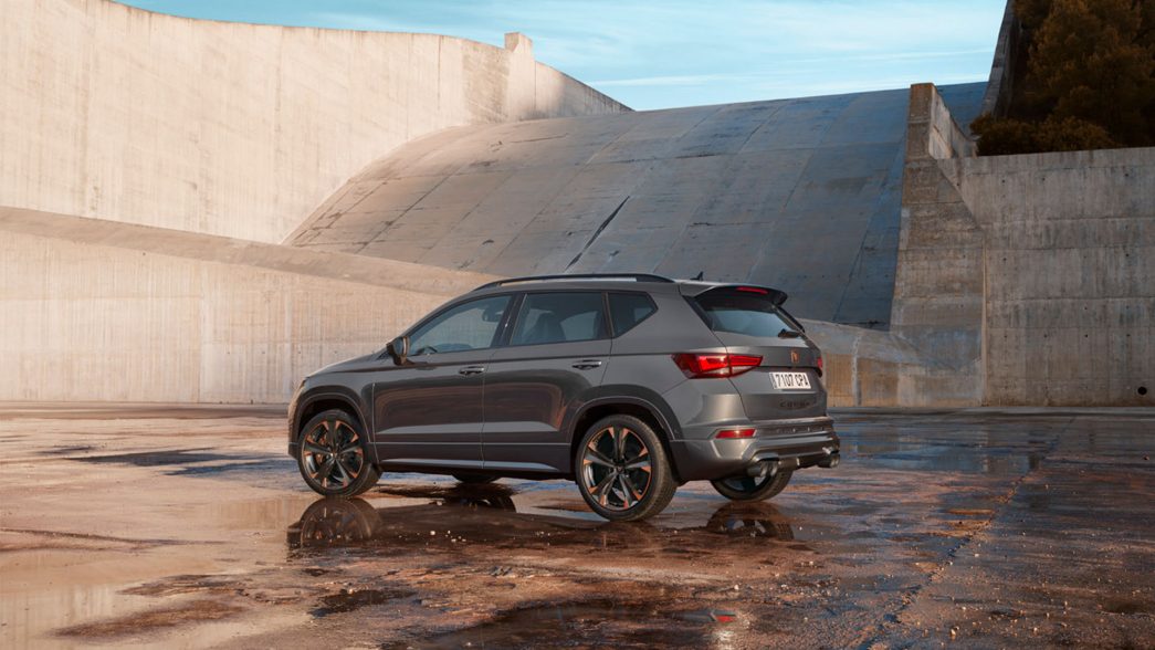 CUPRA Ateca devant un mur de béton