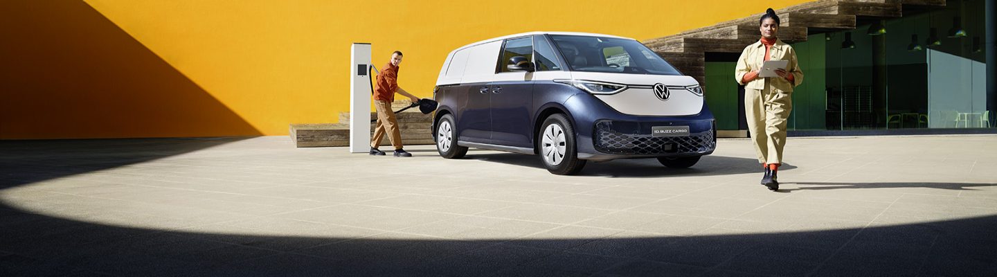 AMAG VW ID. Buzz Cargo seitliche Front und wird an Ladestation angeschlossen