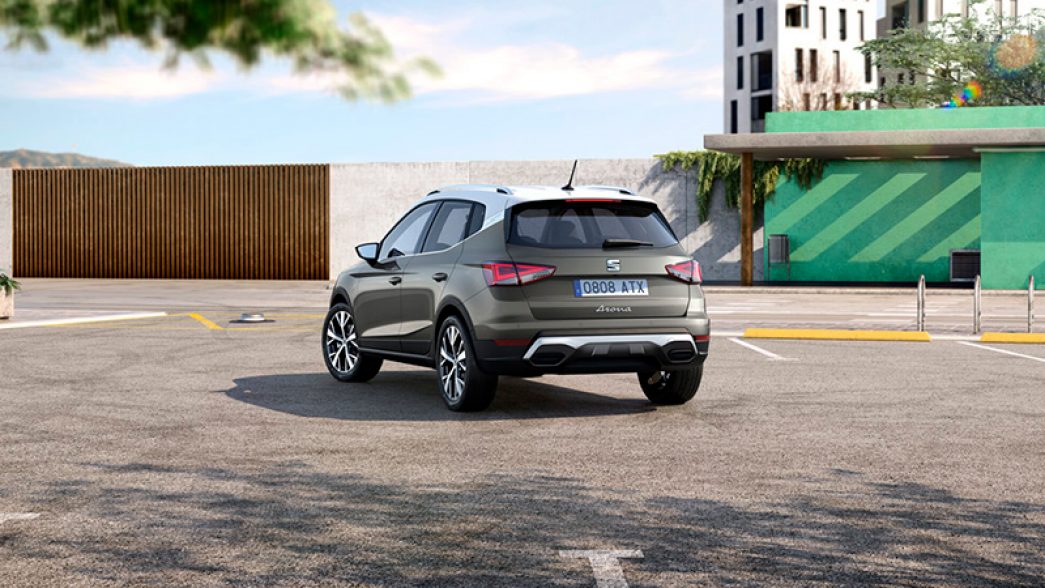 SEAT Arona parcheggiata vista posteriore