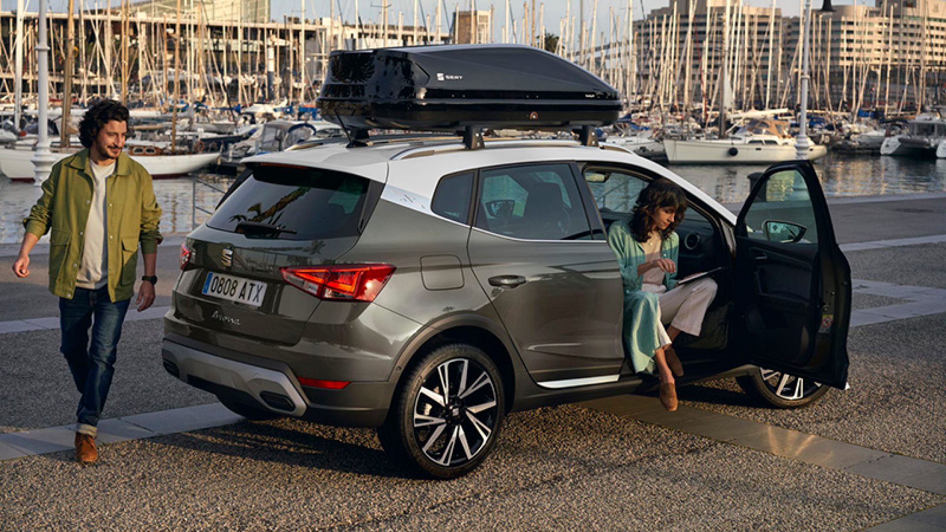 SEAT Arona vue latérale au port avec couple