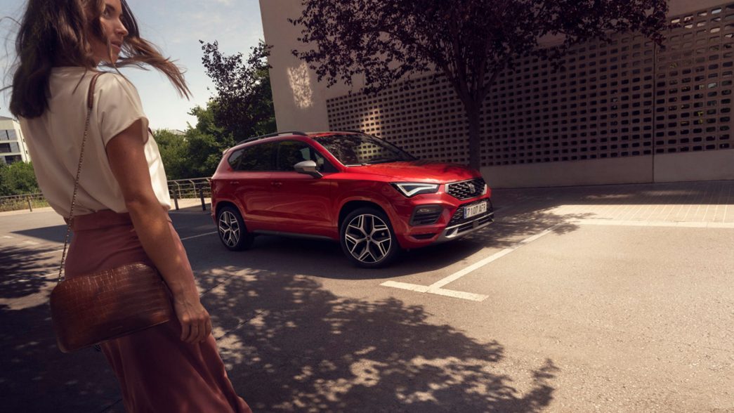 SEAT Ateca rouge vue latérale avec femme