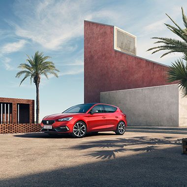 SEAT Leon rouge vue de face et latérale