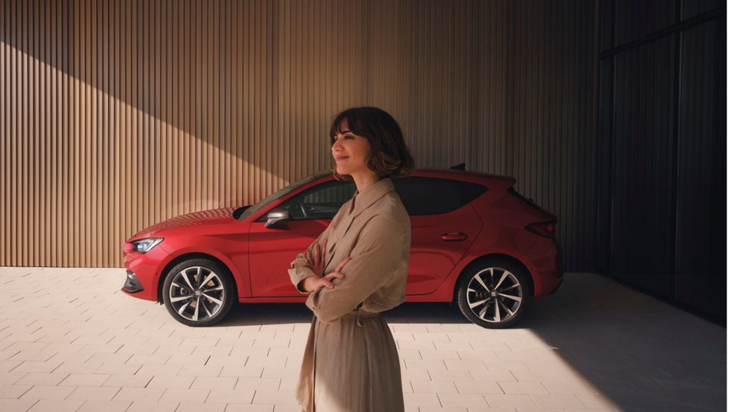 SEAT Leon rouge vue latérale avec femme