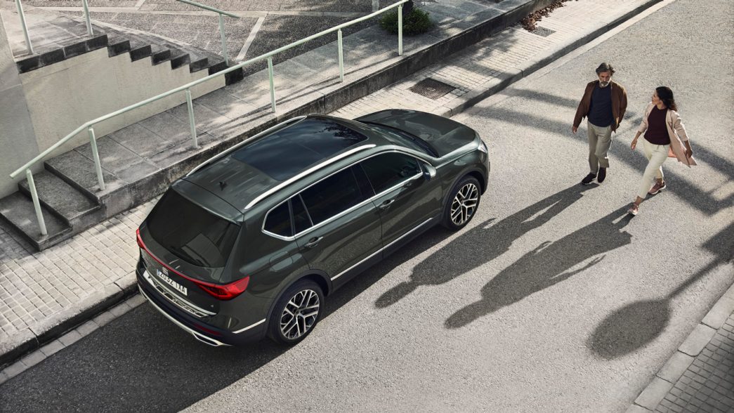 SEAT Tarraco von oben mit Paar daneben