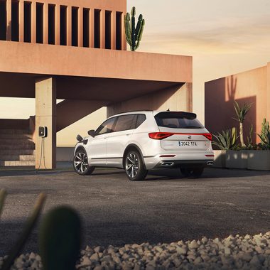 SEAT Tarraco rear in white in front of building