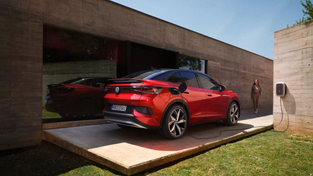 Caricare la VW ID.5 GTX rossa a casa
