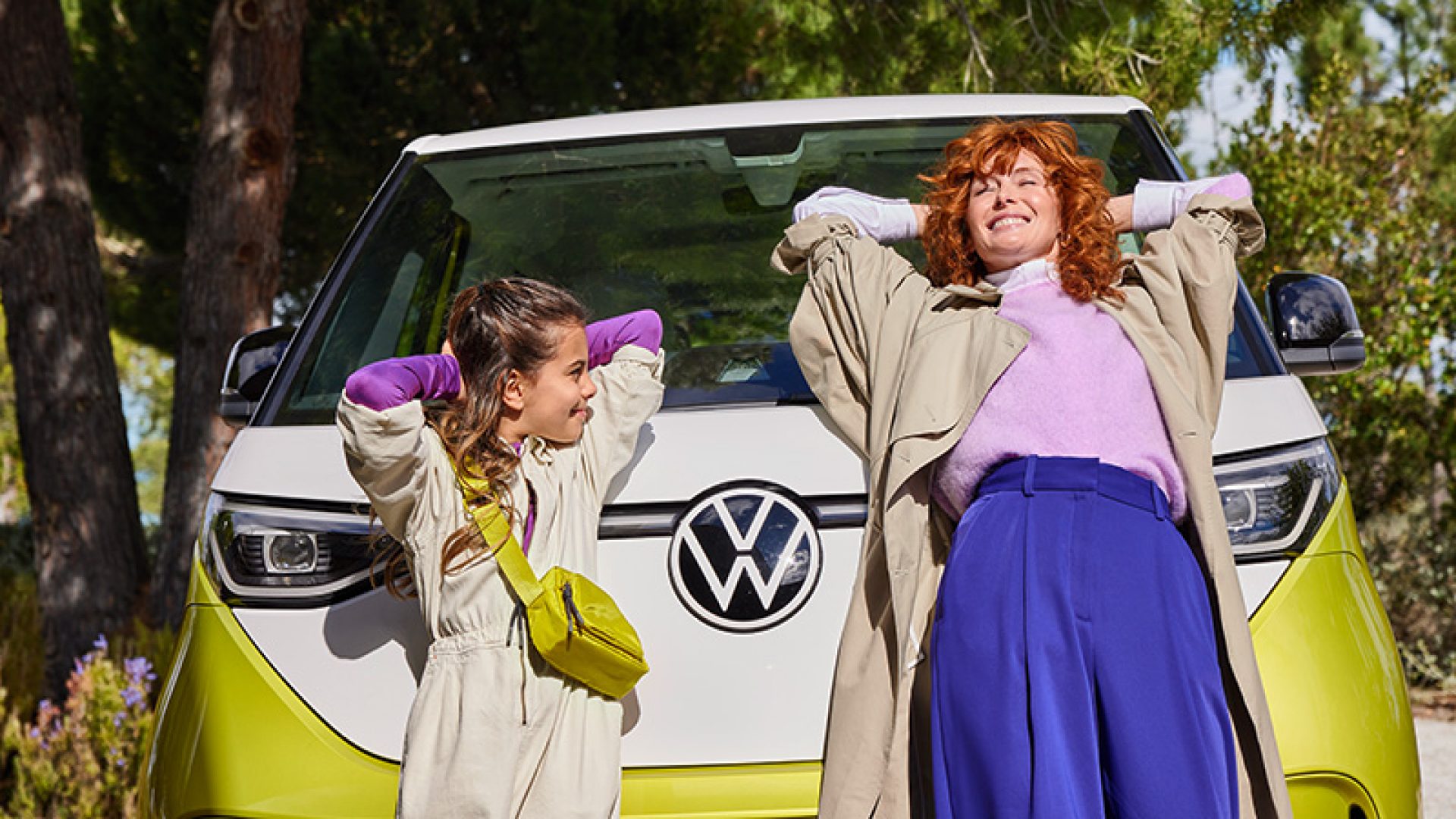 AMAG, VW ID. Buzz Frau und Mädchen lehnen an der Front