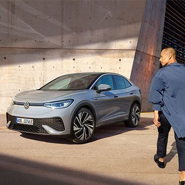 VW ID.5 grise vue de face et latérale avec homme