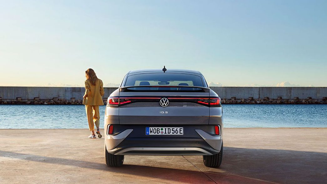VW ID.5 grise vue arrière avec femme à côté