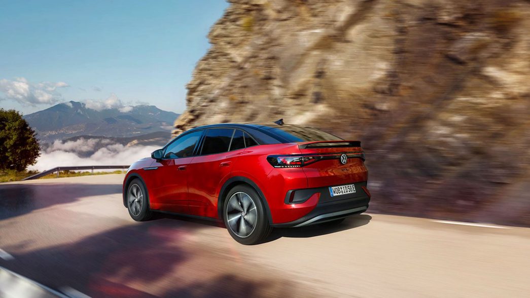 VW ID.5 GTX rossa sulla strada con montagna vista laterale
