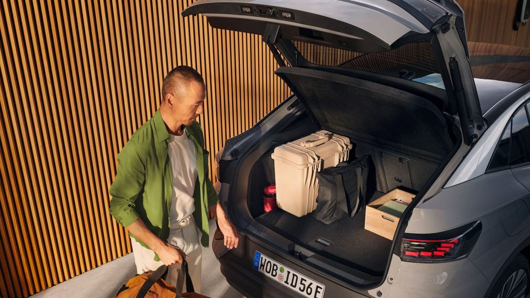 VW ID.5 grise coffre avec homme