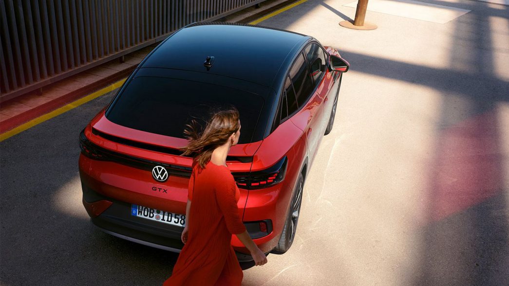 VW ID.5 GTX vista posteriore con donna
