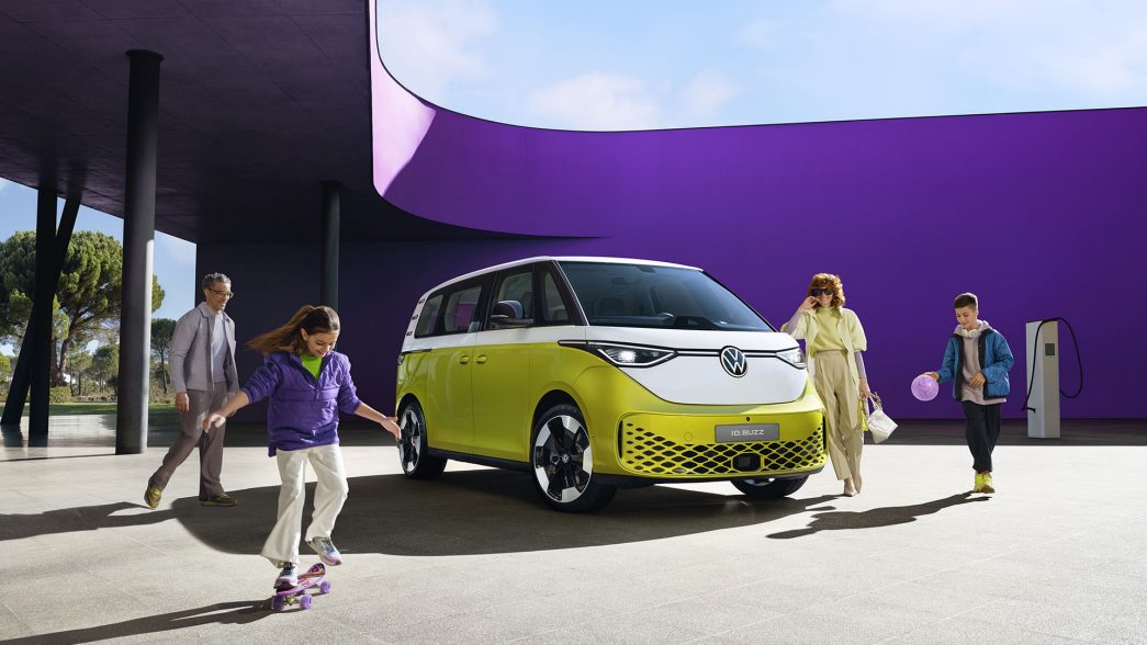 AMAG der VW ID. Buzz in gelb weiss mit einer Familie drum herum 