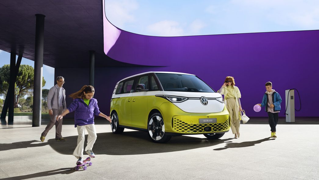 AMAG l'ID VW. Buzz in giallo bianco con una famiglia intorno 