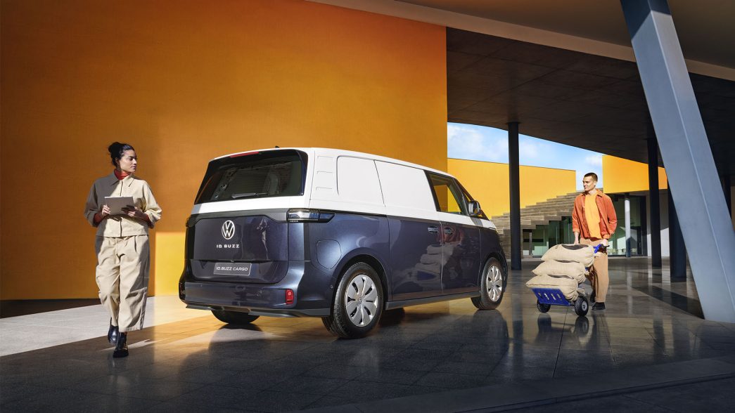 AMAG VW ID. Buzz Cargo vue arrière avec 2 personnes à côté